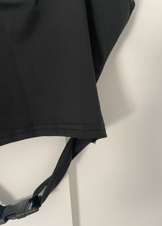 Top corto negro con cuello rosa