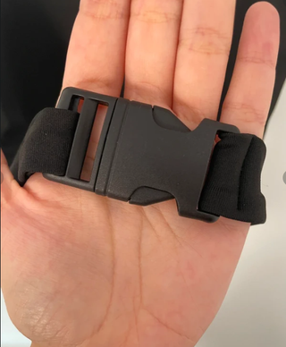 Top corto negro con cuello rosa