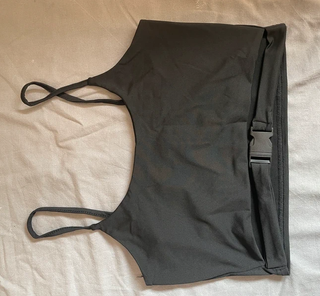 Top corto negro con cuello rosa