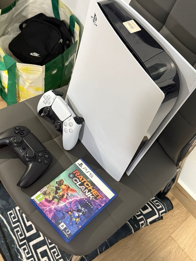 Consola PS5 con 2 mandos y juego