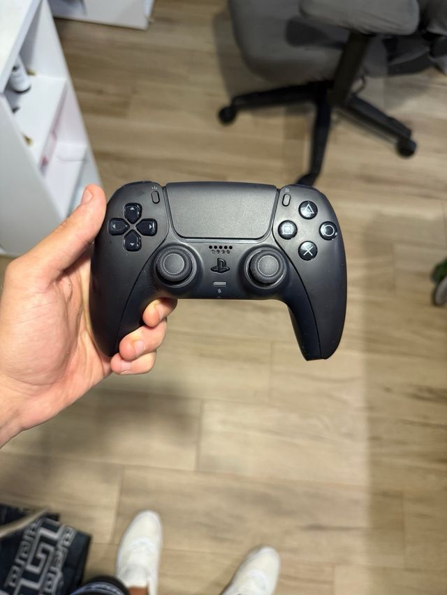 Consola PS5 con 2 mandos y juego