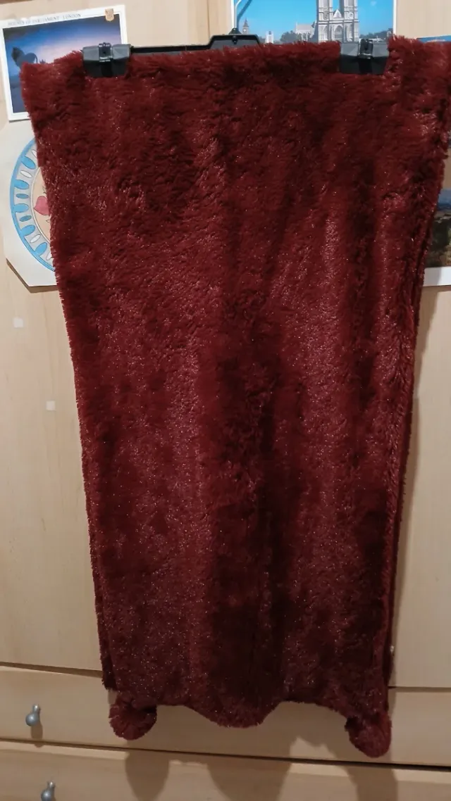 Estola de pelo burdeos