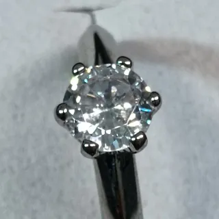 Anillo con diamante sintético. Abierto y ajustable