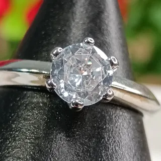 Anillo con diamante sintético. Abierto y ajustable