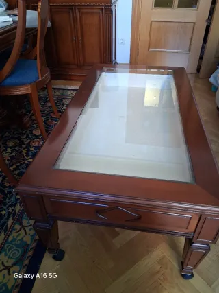 Mesa de centro de madera con ruedas