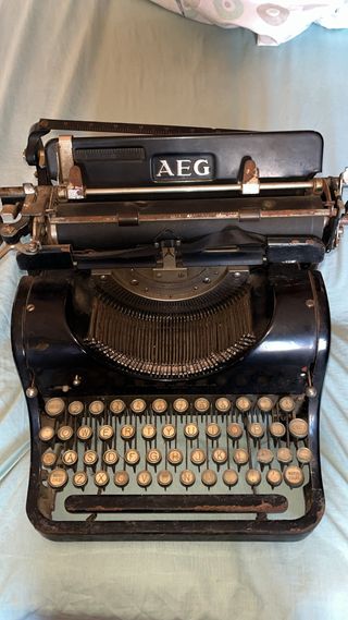 Máquina de Escribir AEG Negra Antigua