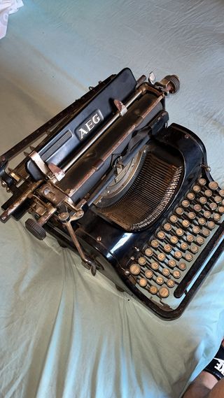 Máquina de Escribir AEG Negra Antigua