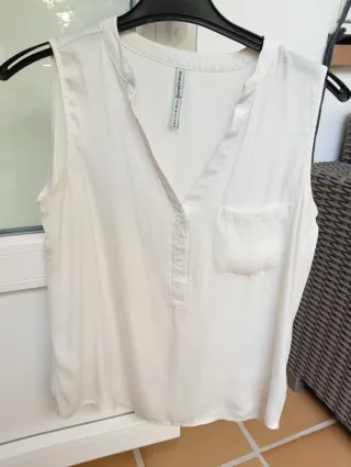 Blusa Stradivarius sin mangas blanca