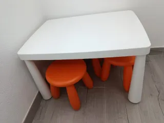 Mesa y 3 sillas infantiles blancas y naranjas