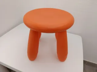 Mesa y 3 sillas infantiles blancas y naranjas