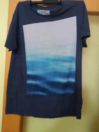 Camiseta azul y blanca talla M