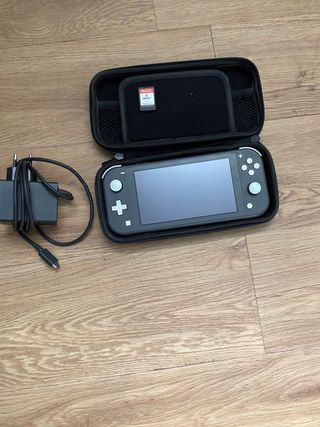 Nintendo Switch Lite + custodia + FIFA 22