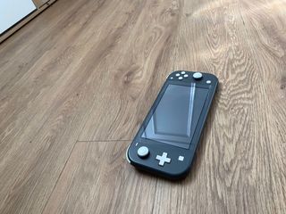 Nintendo Switch Lite + custodia + FIFA 22