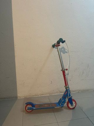 Patinete infantil azul y rojo