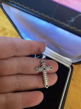 Cruz de oro blanco de 18 con brillantes