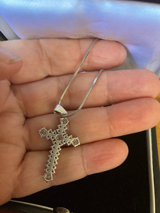 Cruz de oro blanco de 18 con brillantes