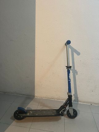 Patinete plegable azul y negro