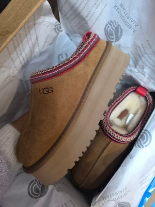 Zapatillas UGG Marrones con Detalles Rojos