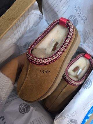 Zapatillas UGG Marrones con Detalles Rojos