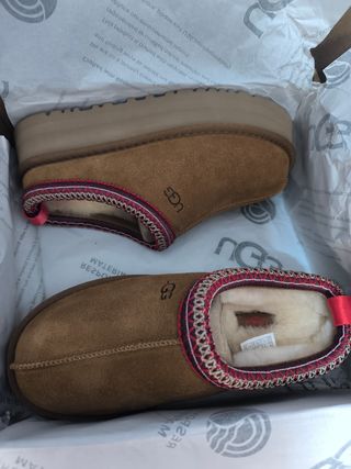 Zapatillas UGG Marrones con Detalles Rojos