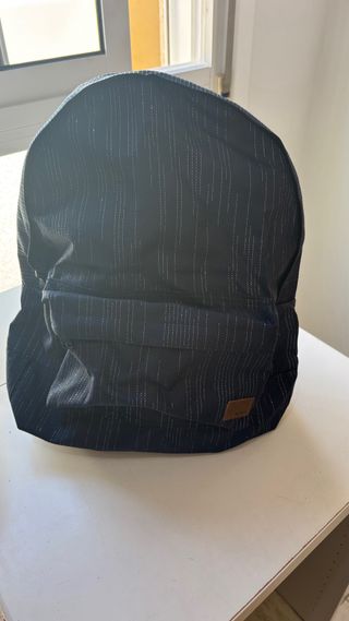 Mochila azul marino con rayas brillantes