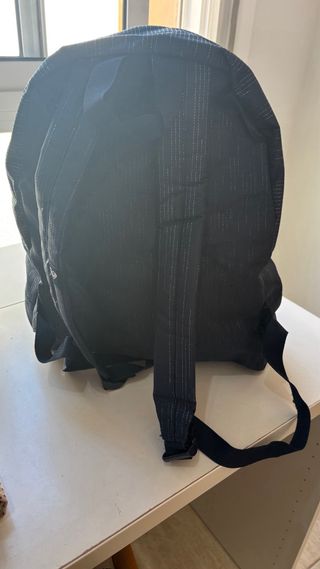 Mochila azul marino con rayas brillantes