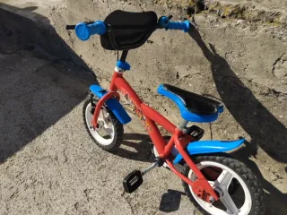 Bicicleta infantil roja y azul