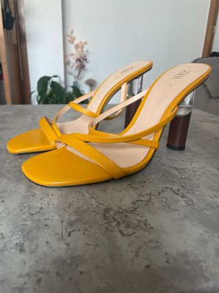 Sandalias tacón Zara amarillas