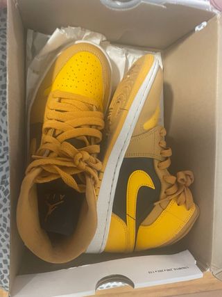 Zapatillas Jordan Amarillas y Marrones