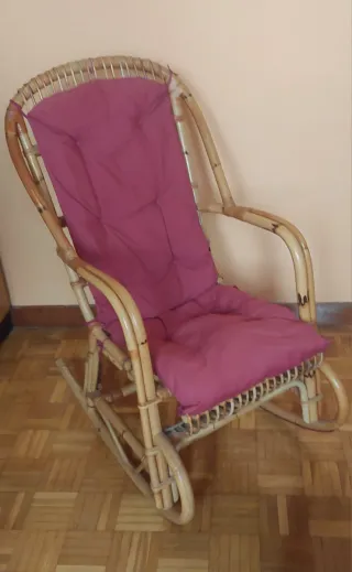 Mecedora mimbre con cojín rosa