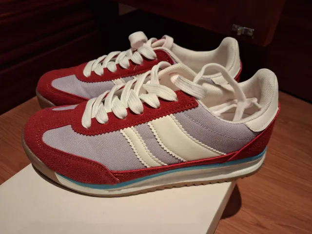 Deportivas rojas y grises