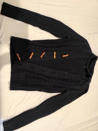 Jersey negro con botones de madera