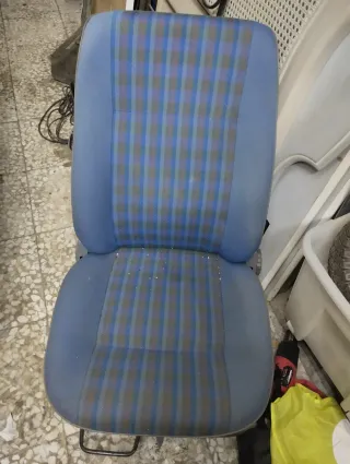 Butacas de tela azul y multicolor