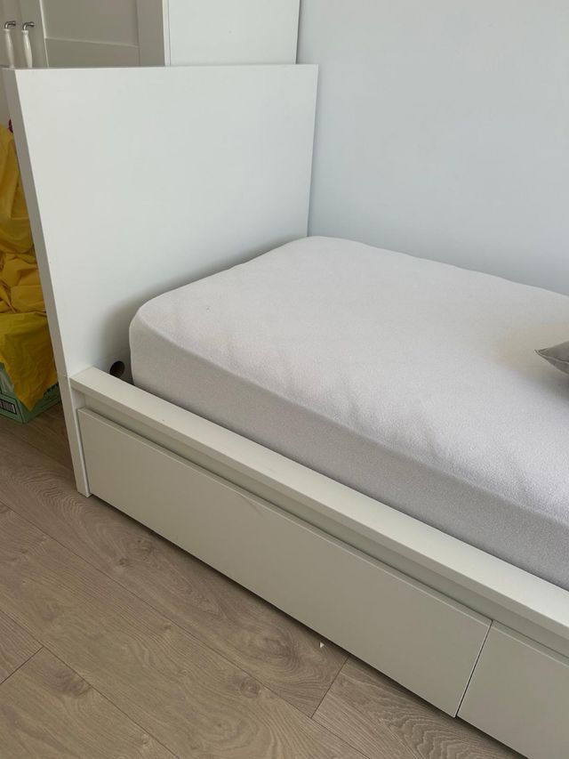 Cama individual Ikea blanca con cajones