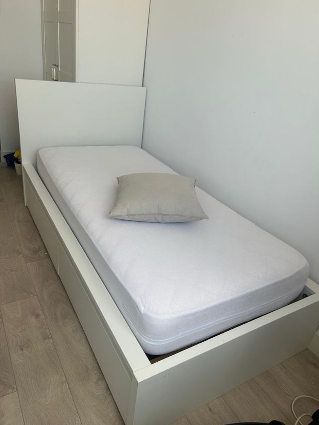 Cama individual Ikea blanca con cajones
