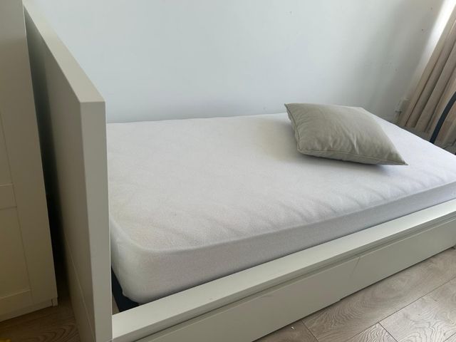 Cama individual Ikea blanca con cajones