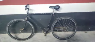 Bicicleta negra usada
