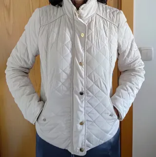 Chaqueta acolchada beige Stradivarius