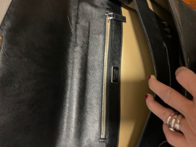 Ventiquattr'ore Prada in pelle nera