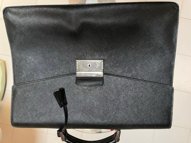 Ventiquattr'ore Prada in pelle nera