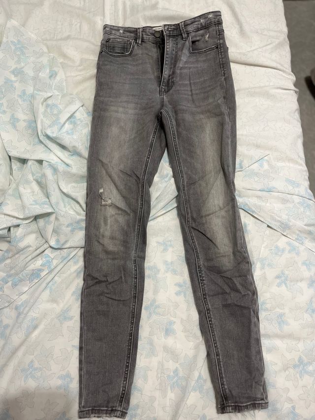 Vaqueros pitillo grises desgastados