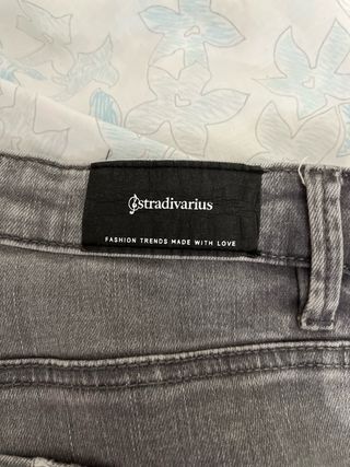 Vaqueros pitillo grises desgastados