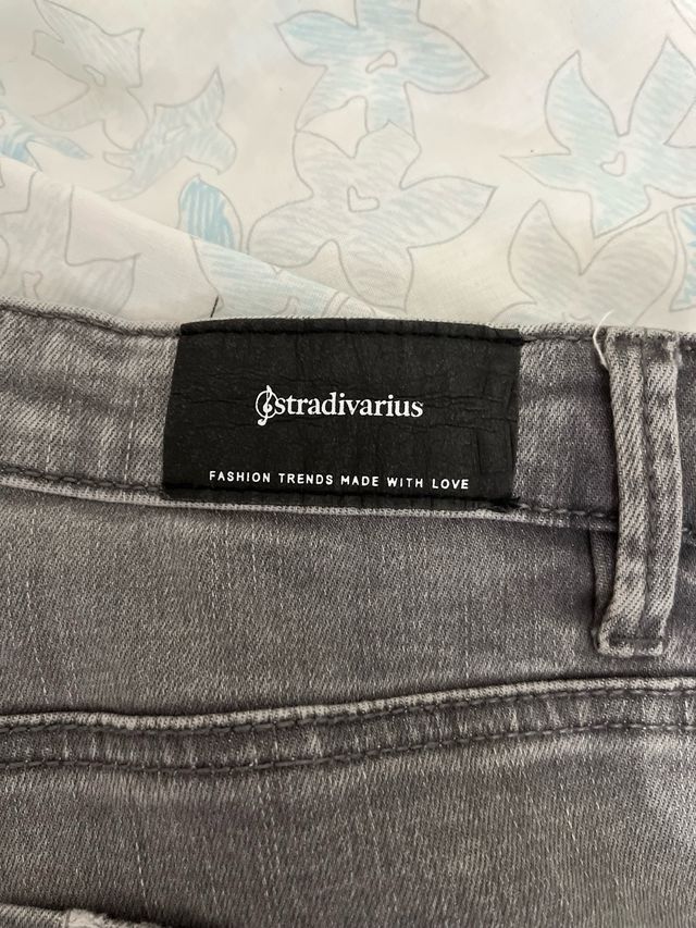 Vaqueros pitillo grises desgastados