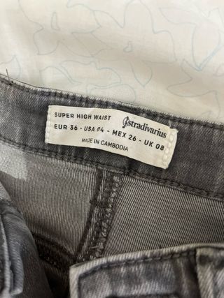 Vaqueros pitillo grises desgastados