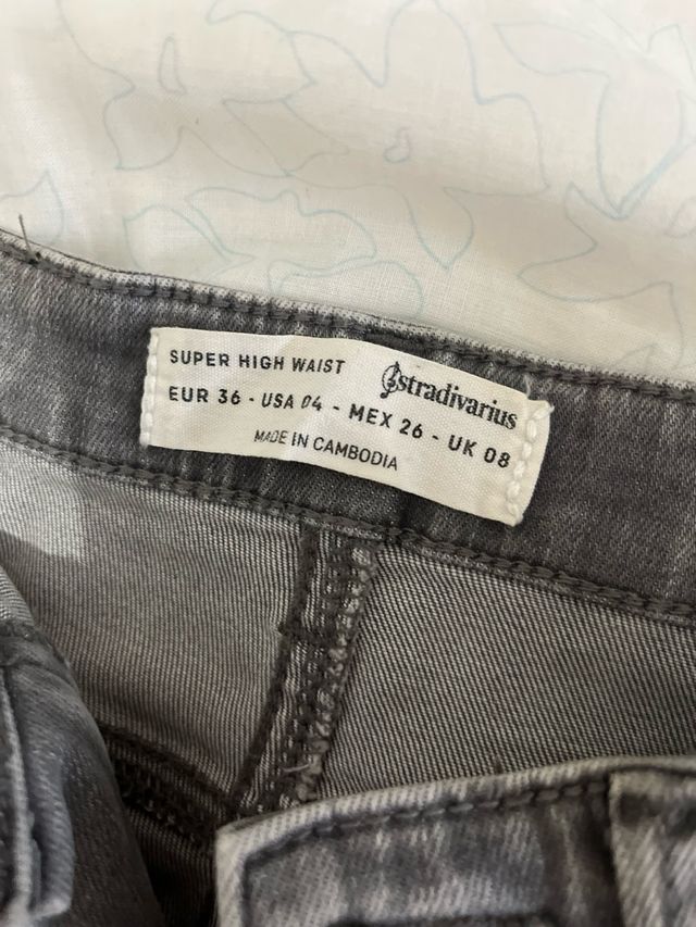 Vaqueros pitillo grises desgastados