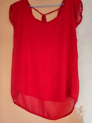 Camiseta roja con tiras en la espalda