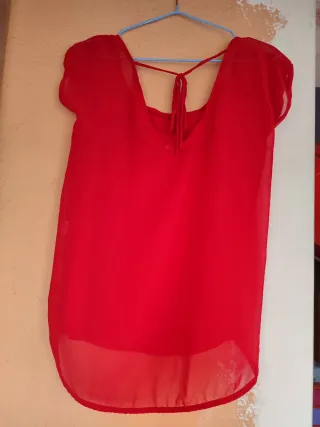 Camiseta roja con tiras en la espalda