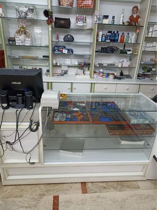 Mostrador tienda con zona PC o TPV y estantes