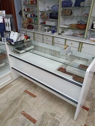Mostrador tienda con zona PC o TPV y estantes