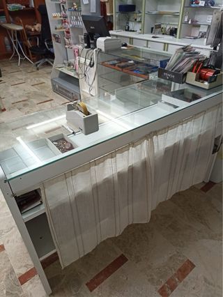 Mostrador tienda con zona PC o TPV y estantes